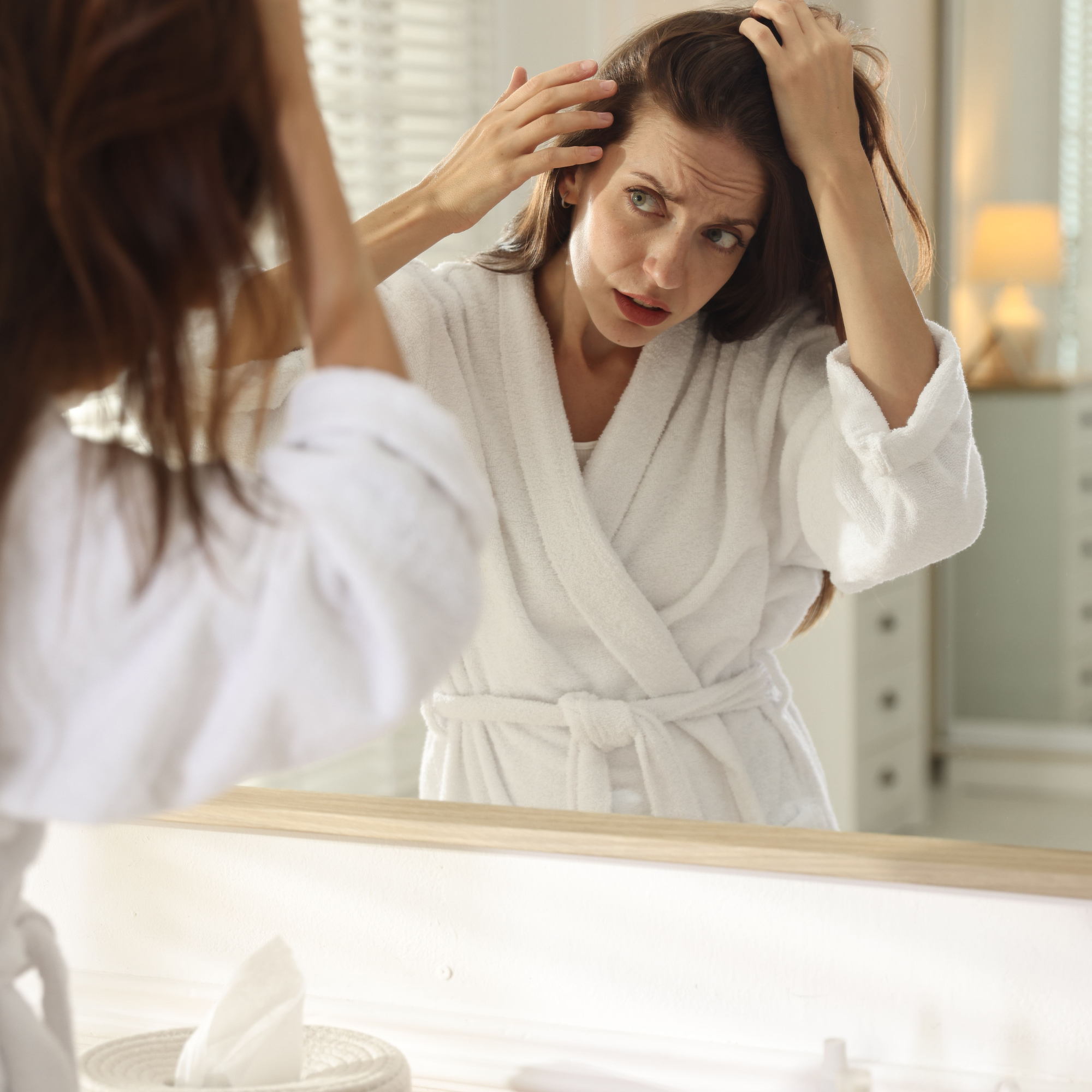 Wechseljahre und Haarausfall: Warum sich deine Haare verändern