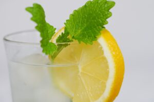 Bicchiere d'acqua con limone e menta deliziosamente rinfrescante