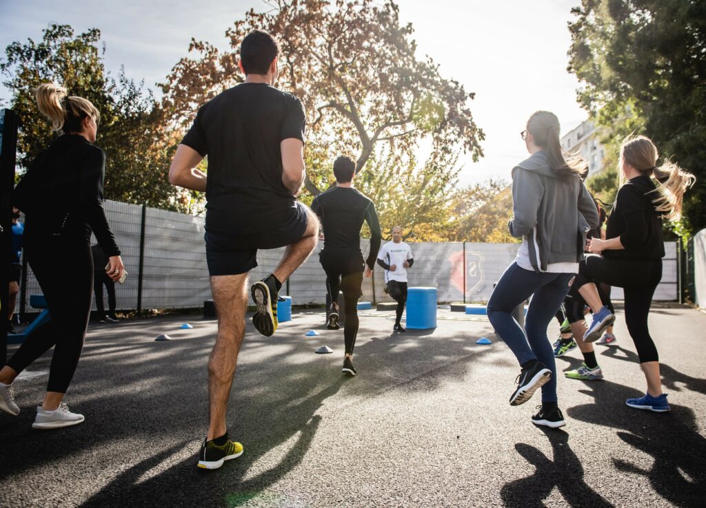 Deporte en grupo al aire libre, siete personas calientan en círculo con buen tiempo