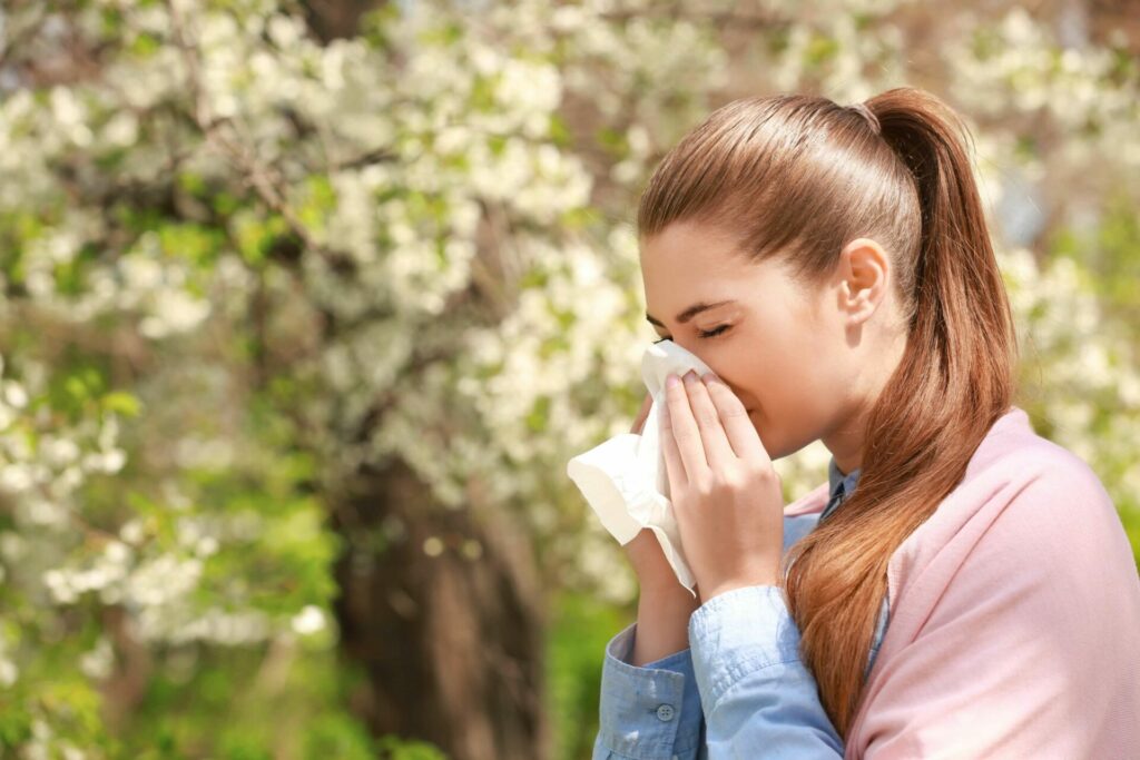 mujer joven con alergia al polen