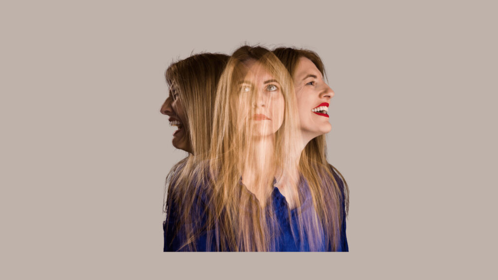 3 versions d'une femme blonde superposées en t-shirt bleu pleurant, neutre, riant