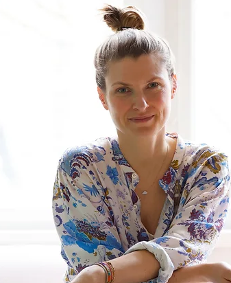 photo d'inga joeck une de nos partenaires et conférencière pour le webinaire sur l'addiction elle porte un haut à motifs et ses cheveux blonds sont coiffés en chignon