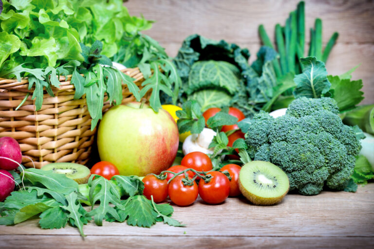 Aliments sains, chou vert, tomates, pomme, roquette, kiwi, substances amères, alimentation