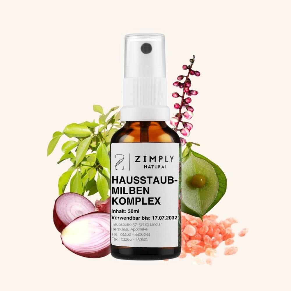 Complejo antiácaros en forma de escama marrón con cabeza de pulverizador de Zimply Natural con las plantas medicinales cebolla, canela, nardo americano, semilla de corazón y sal potásica sobre fondo beige